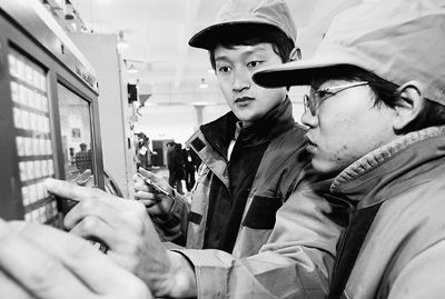 安徽阜阳职业技术学院学生在进行数控机床实训。 安徽阜阳职业技术学院学生在进行数控机床实训。