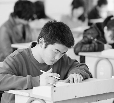 　　3月19日，俗称“小高考”的浙江省普通高校招生英语听力、信息技术和通用技术三项考试进行。每个考生都有两次考试机会，以最好成绩计入高考成绩。图为诸暨市天马学校考点考生在进行英语听力考试。 　　骆善新摄（人民图片）