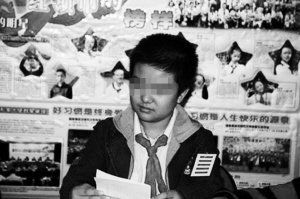 　　黄艺博的博客图片上多有“审阅文件、欣然题字”等注释，而其看文件的半身照则被网友戏称颇有“领导范儿”