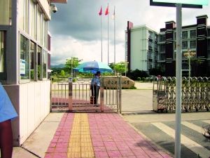 昨日，记者在南方科技大学看到，虽然学校按高考的规格戒备森严，但考场空荡荡的，无人应考。信息时报记者 魏徽徽 胡妍 摄
