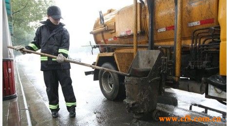 90后疏捞工被赞励志妹 靠自己努力养活自己/图