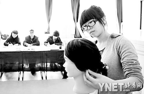 高职自招面试花样不同 人物形象设计专业考梳头